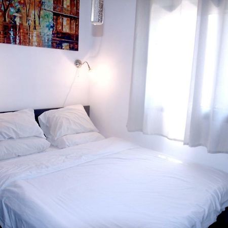 Central Apartment With Shelter Room -1 Bedroom & Living Room And Balcony Tel Aviv Esterno foto