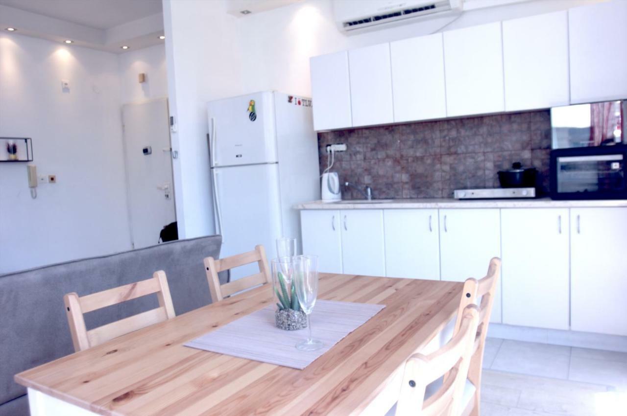 Central Apartment With Shelter Room -1 Bedroom & Living Room And Balcony Tel Aviv Esterno foto