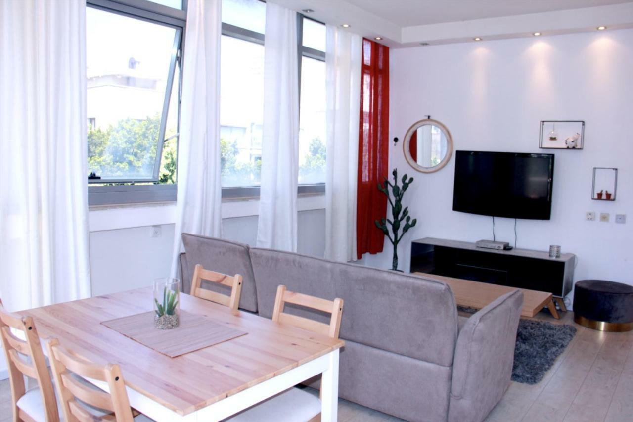 Central Apartment With Shelter Room -1 Bedroom & Living Room And Balcony Tel Aviv Esterno foto