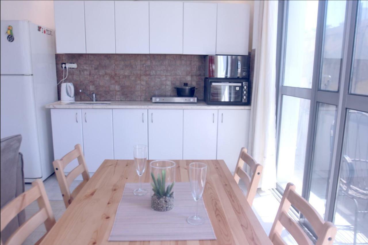 Central Apartment With Shelter Room -1 Bedroom & Living Room And Balcony Tel Aviv Esterno foto